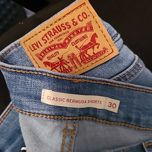 Levis Classic Denim Bermuda Shorts Womens Sz 30 Light Wash, EUC - Picture 6 of 7